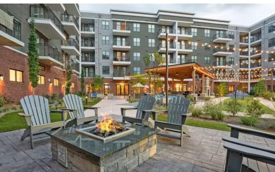 Building Photo - 220 Sandy Springs Cir