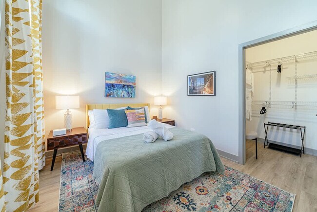 Building Photo - 1954 W North Ave