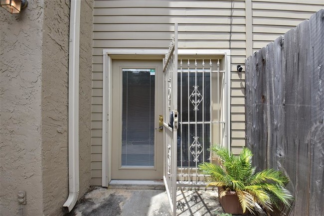 Building Photo - 7350 Kirby Dr