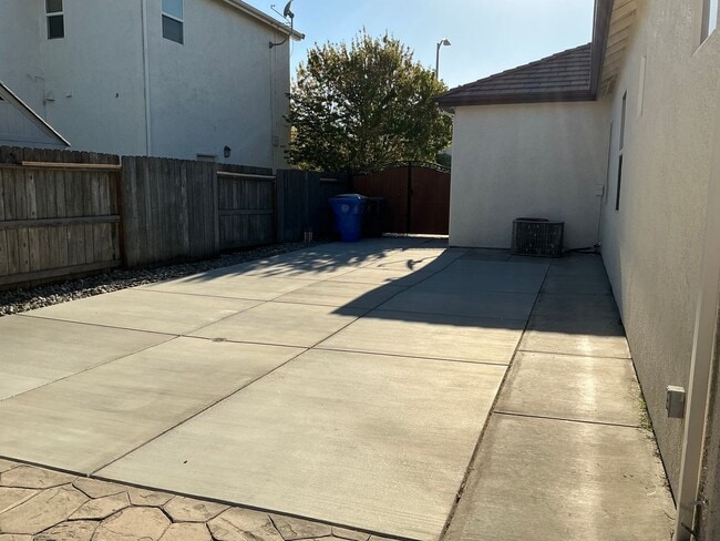 Building Photo - Stunning Manteca Home with 4 Bedrooms, 3 B...