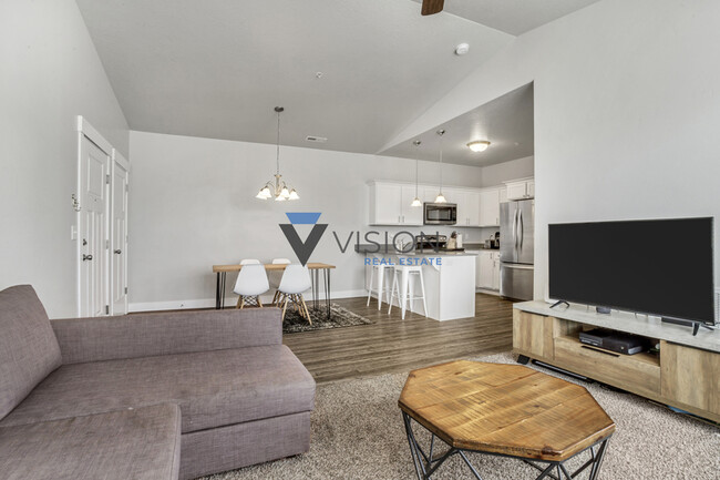Building Photo - 73 W Silver Springs Dr