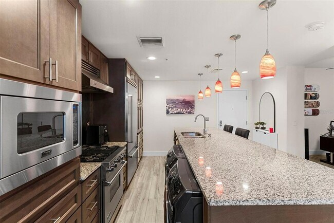 Building Photo - 1208 E Kennedy Blvd