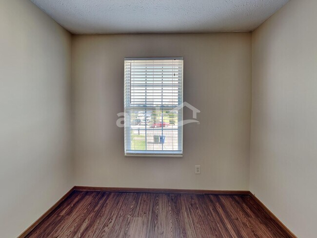 Building Photo - 212 Charing Cross St