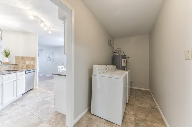 Building Photo - 5701 Village Arbour Dr