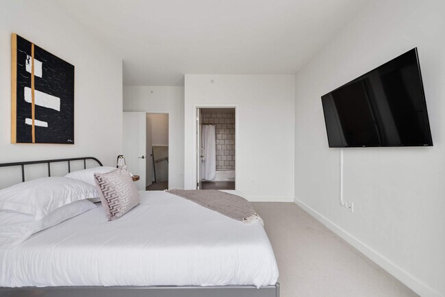 Building Photo - 823 N Clark St