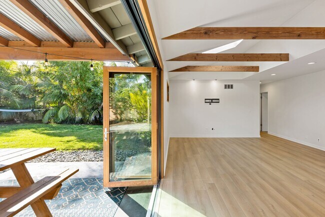 Building Photo - Charming Cardiff-by-the-Sea Cottage - Spacious, Great Neighborhood