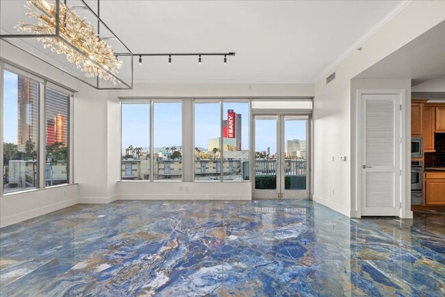 Building Photo - Fabulous Highrise Condo with Stripe Views!