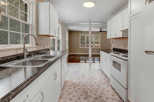 Building Photo - *RENOVATED & MOVE-IN READY* 3 BR, 2 BA in ...
