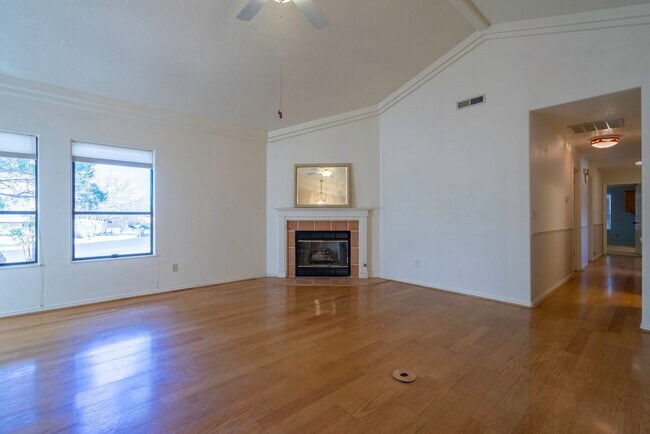 Building Photo - Spacious Stand Alone Home