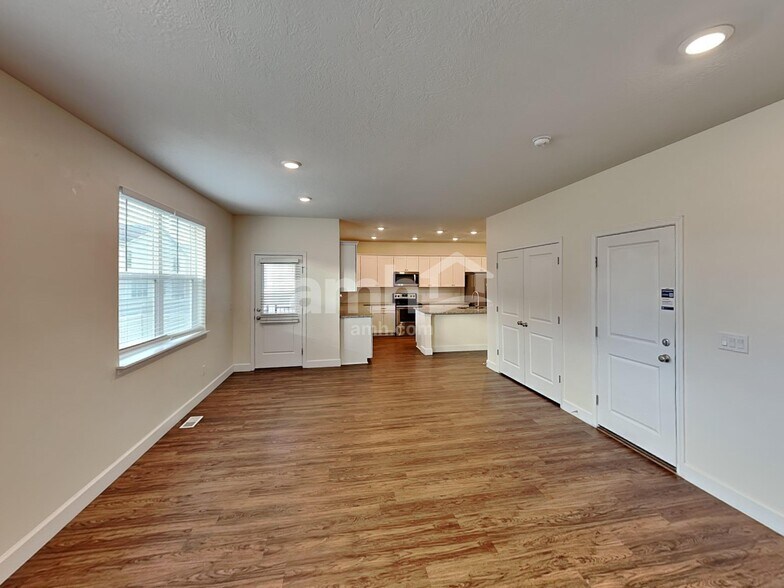 Building Photo - 2402 E Tumbleweed Rd