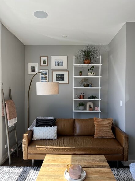 Living Room - 1534 W Cortez St