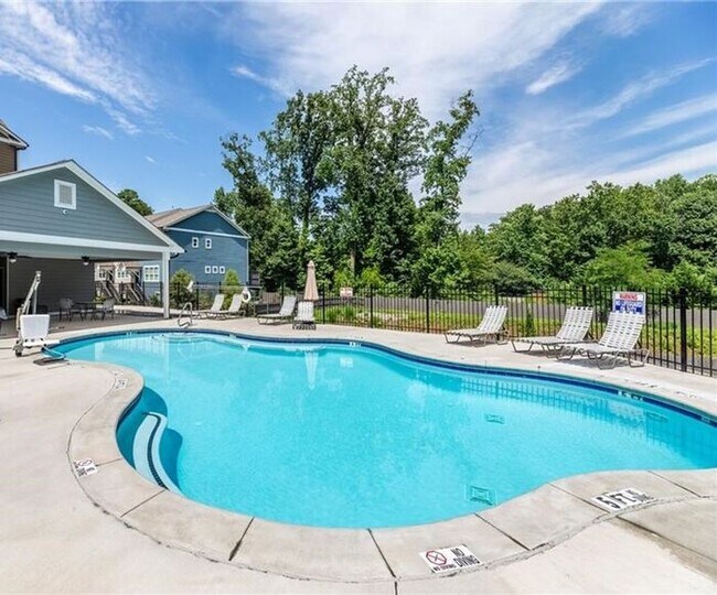 Building Photo - Beautiful Townhome in Doraville - Gated Community!