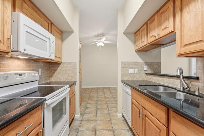 Building Photo - 2025 Augusta Dr
