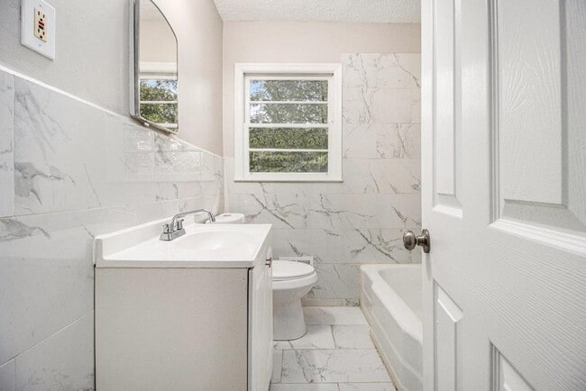 Building Photo - 2550 Graywall St