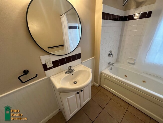 Building Photo - Charming 2 Bedroom Home in St. Paul