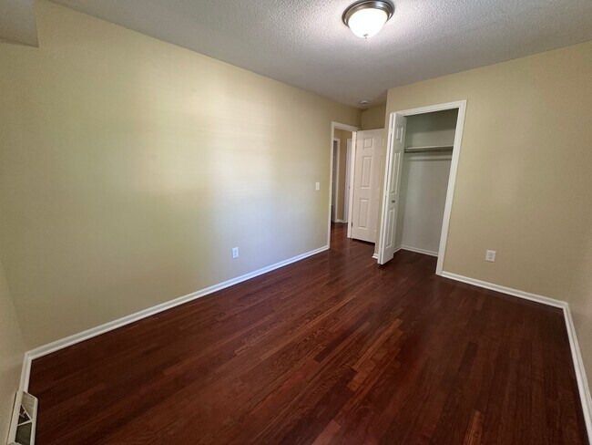 Building Photo - Adorable home on the NE side of Grand Rapids!