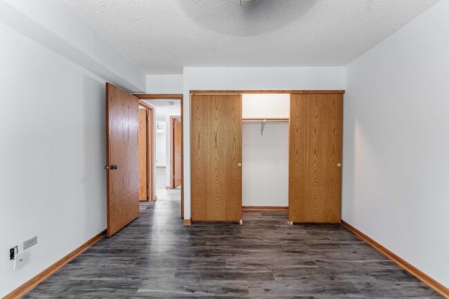 Building Photo - 884 N Prairie Ave
