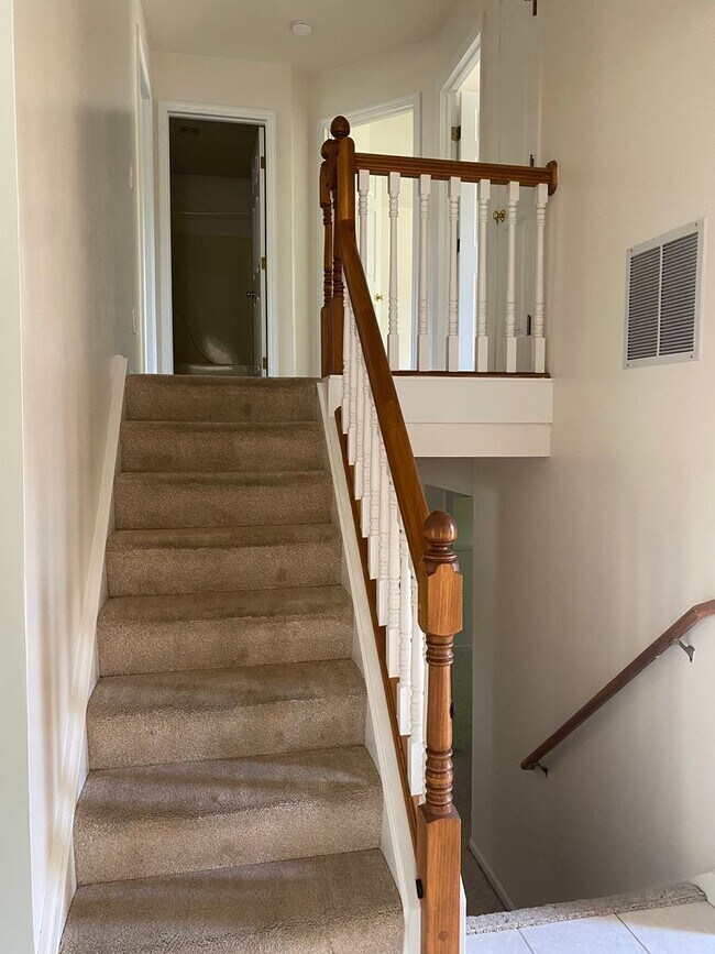 Building Photo - Spacious 4 Bedroom, 2.5 Bath Home