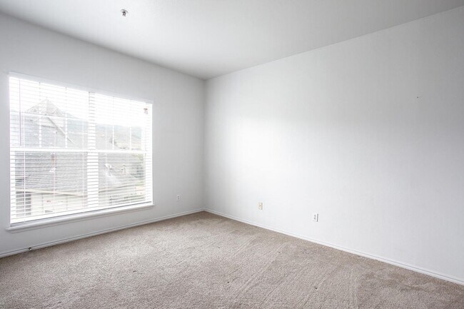 Building Photo - 2 Level Canyon Creek Condo