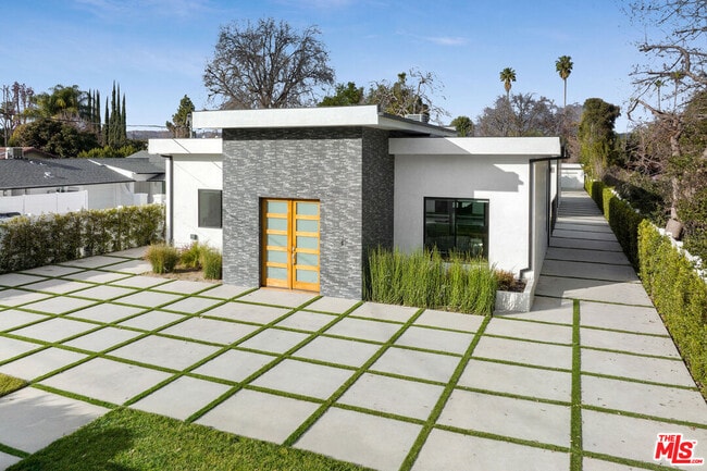 Building Photo - 22931 Dolorosa St