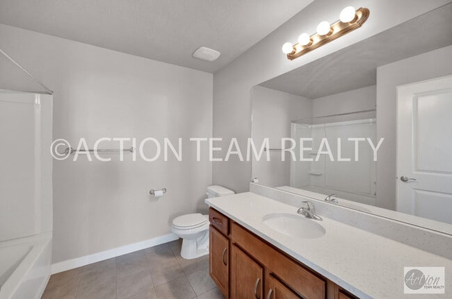 Building Photo - Beautiful Townhome in Bluffdale