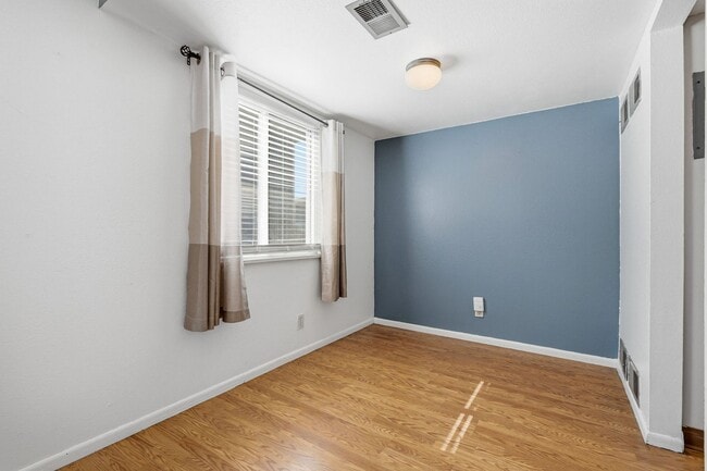 Building Photo - 2 Bed / 2 Bath Townhome in Denver