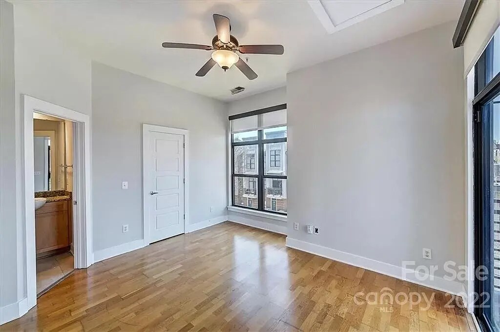 Building Photo - 911 E 8th St