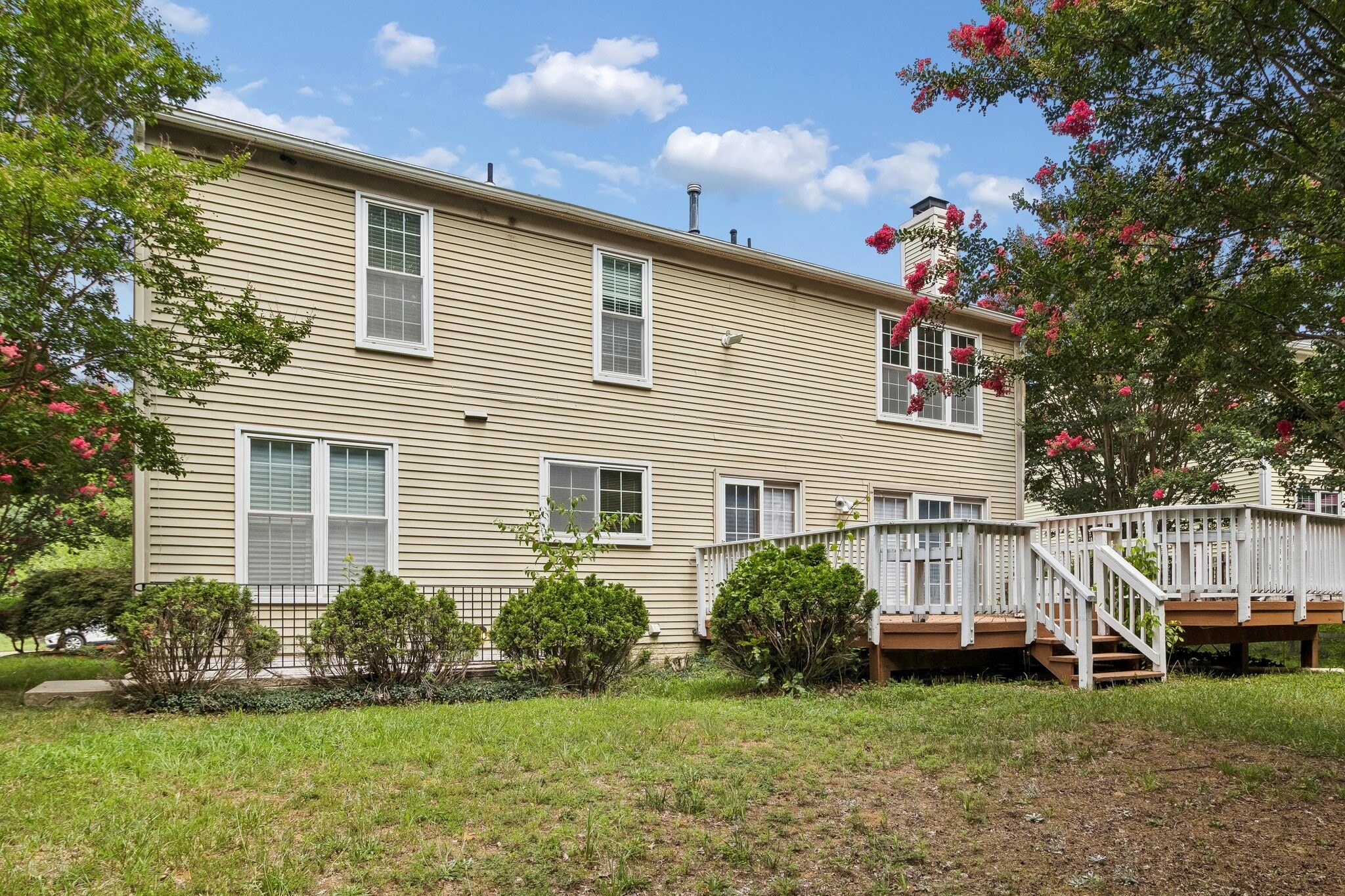Building Photo - 820 Chatsworth Dr