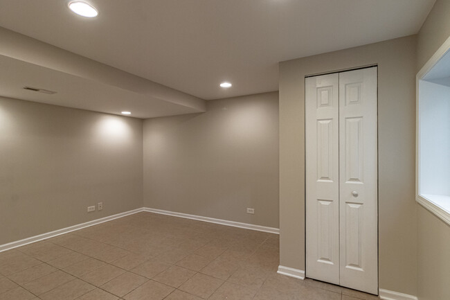 Building Photo - 690 Greenview Ln