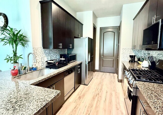 Building Photo - 7 Aventura Pl