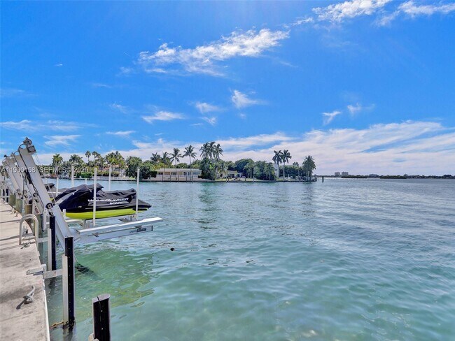 Building Photo - 10350 W Bay Harbor Dr