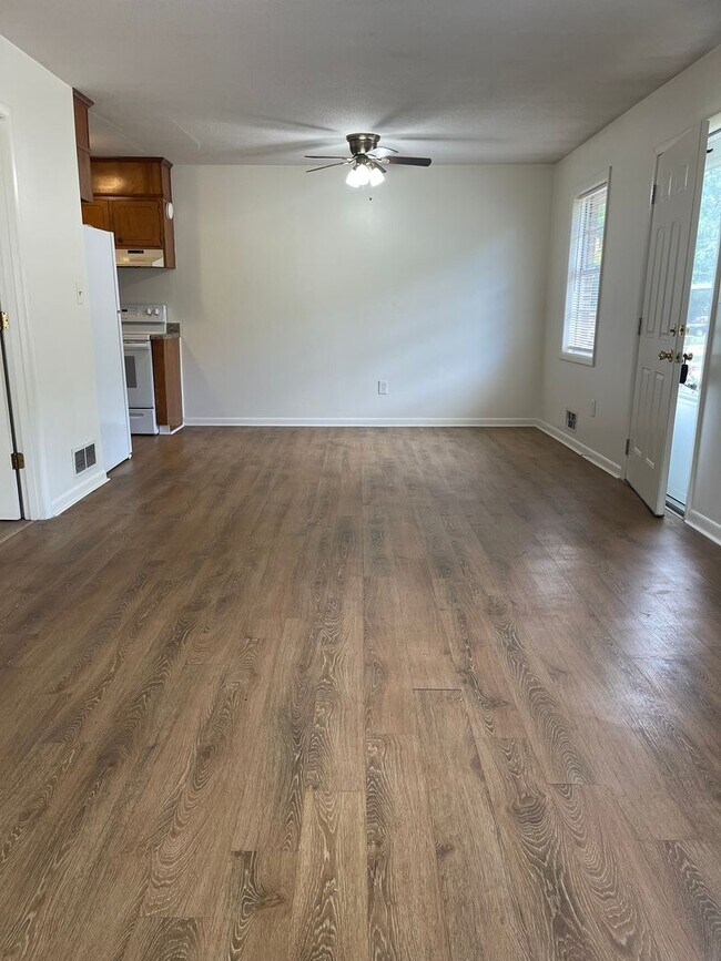 Building Photo - 1 Bedroom, 1 Bath Duplex Apartment on the Eastside! Available now!