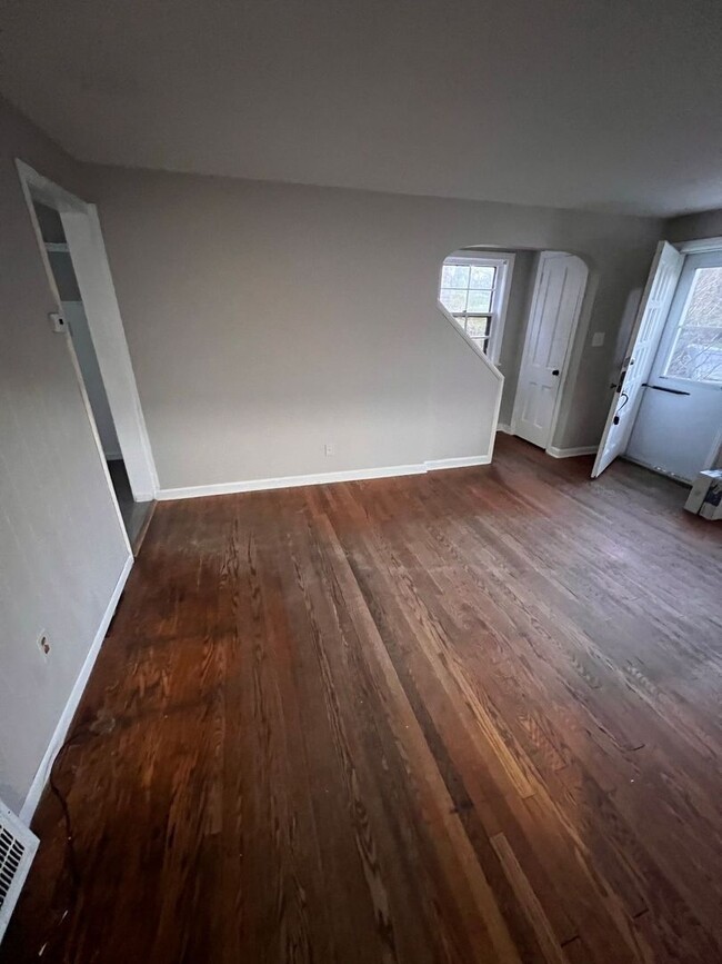 Building Photo - Section 8 Accepted: Affordable 4 Bed, 1 Ba...