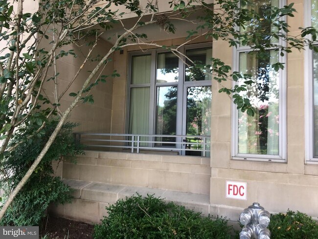 Building Photo - 8220 Crestwood Heights Dr