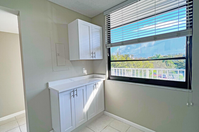 Building Photo - 3650 Whitehall Dr