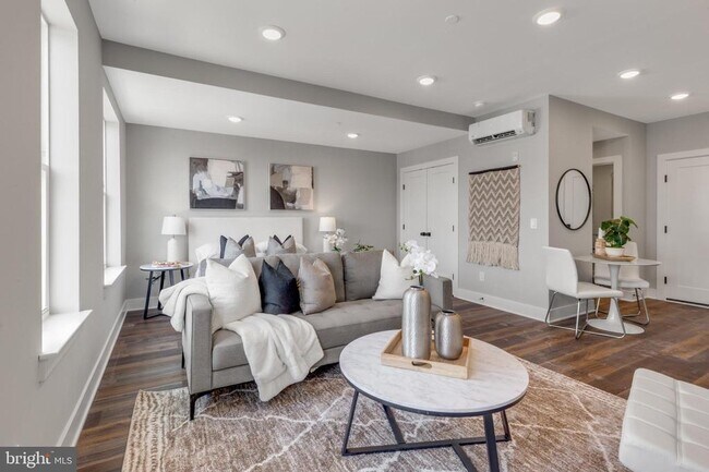 Building Photo - 1924 N Front St