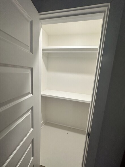 Building Photo - 610 Akron St