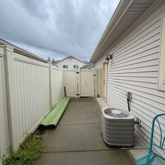 Building Photo - Cute little gated community 3 bed 2.5 bath...
