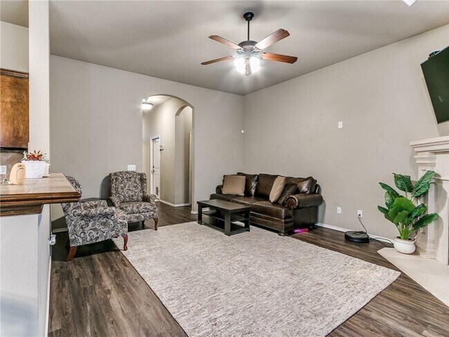 Building Photo - 517 Apple Tree Ln