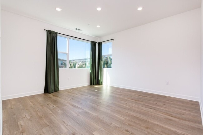 Building Photo - Contemporary Living in the Heart of Millenia