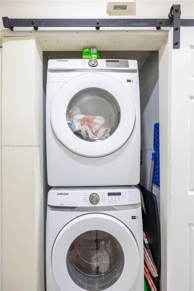 Building Photo - 8325 Fairway Rd