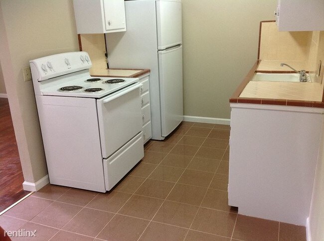 Building Photo - 660 Roble Ave