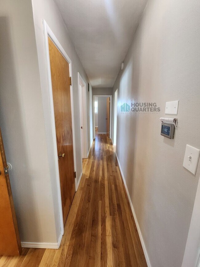 Building Photo - Beautiful single family home just minutes from Argonne and Upriver Drive!