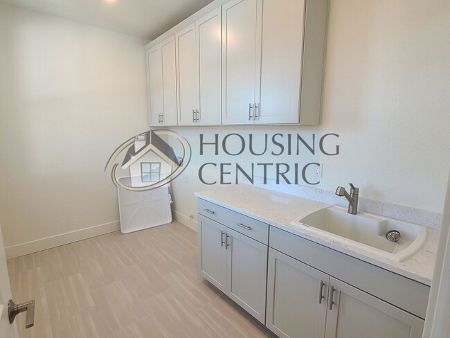Building Photo - Luxurious Newer Construction Rental Home I...