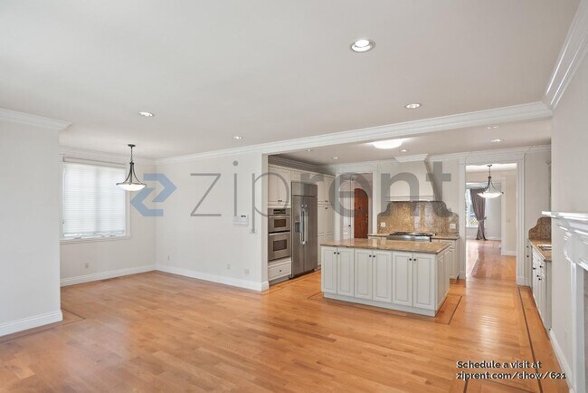 Building Photo - 1320 Drake Ave