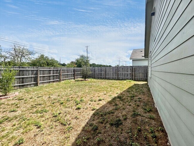 Building Photo - 118 Elizondo Way
