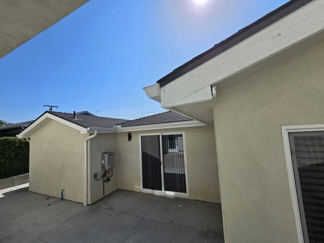 Building Photo - Fully Renovated in 2023!! 4BD/2BA on Tipton