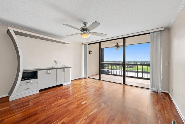 Building Photo - 356 Golfview Rd