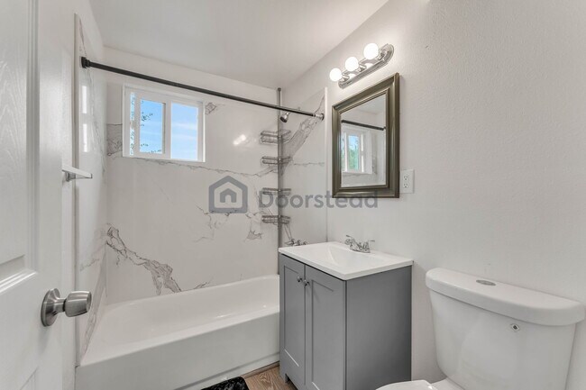 Building Photo - 551 Hichborn St