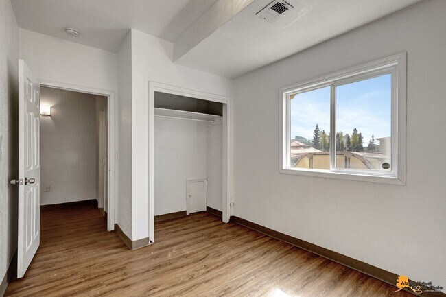 Building Photo - 906 W 29th Place